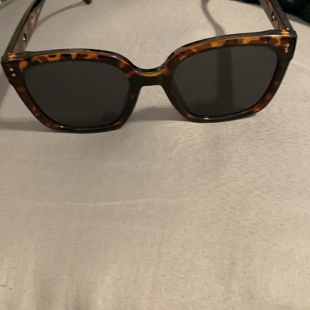 Clearly basic sunglasses 🕶️ - Picture 2 of 6